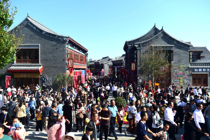 沧州坊成为新的文旅地标，吸引大量游客来打卡。傅新春 摄