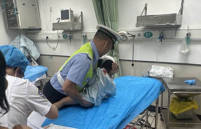 江门新会:男童摔伤头部流血不止,巡逻民警及时送医救治__财经头条