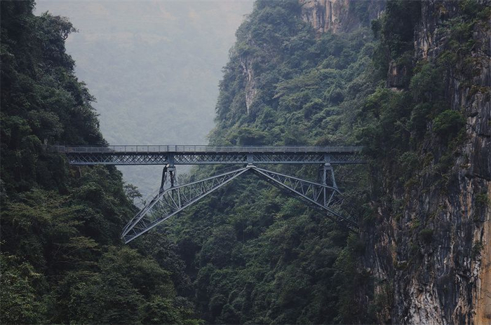 云南红河:凌空绝壁人字桥