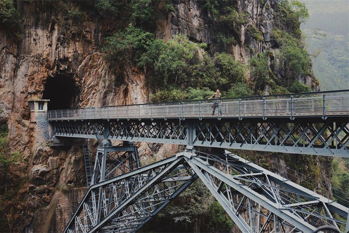 云南红河:凌空绝壁人字桥