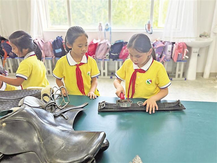 近日,银川酬勤马术俱乐部教练方剑林为银川市实验小学(三沙源校区)的