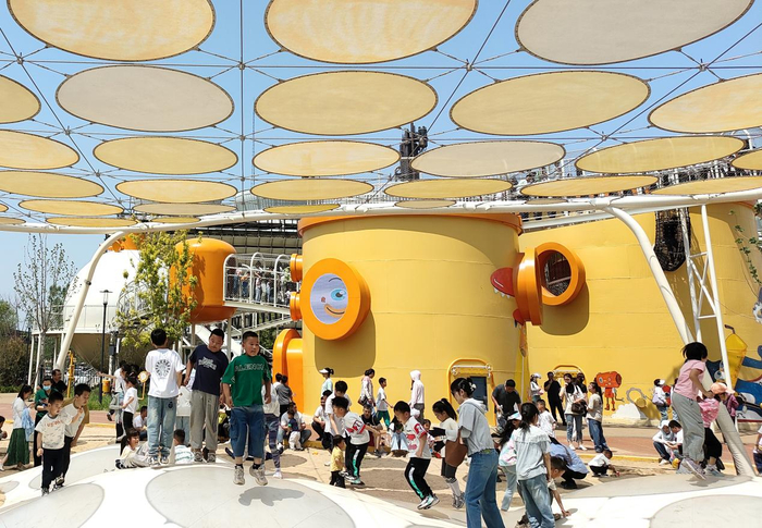 小朋友们在大化工业遗存文化区罐罐乐园玩耍。受访者供图
