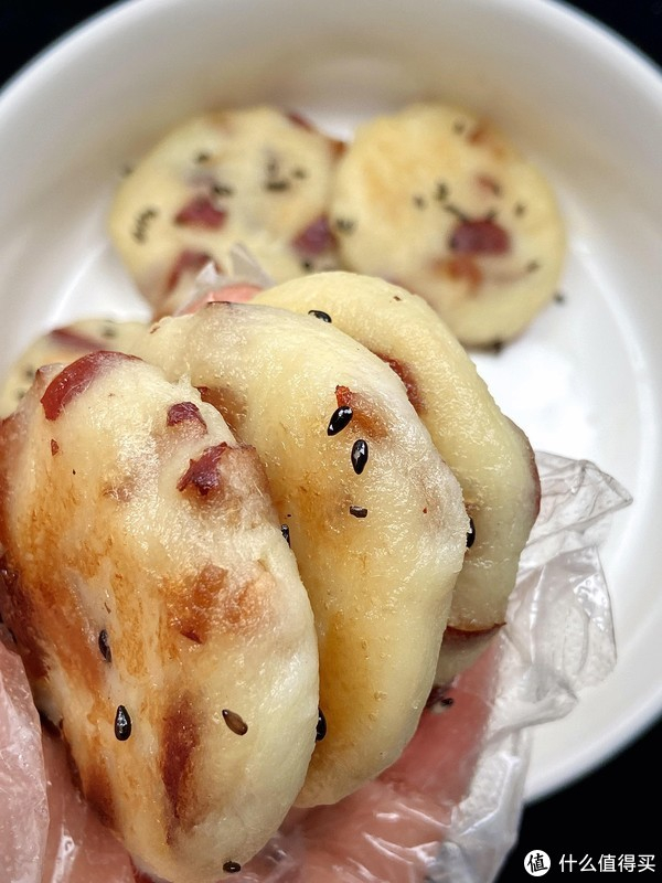 然后,将糯米粉放入一个大碗中,逐渐加入热水,边加边搅拌,直到糯米粉