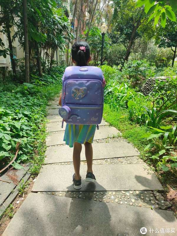 外观,背负系统的舒适性和书包可调节性),而我女儿就觉得这个书包背