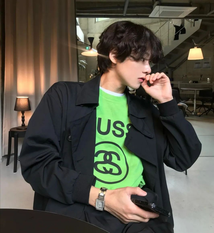 卷发男.