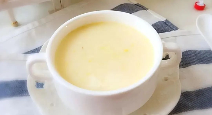 2,米糊搅打好后,加入纯牛奶,白糖,用果汁功能打2分钟,混合均匀即可