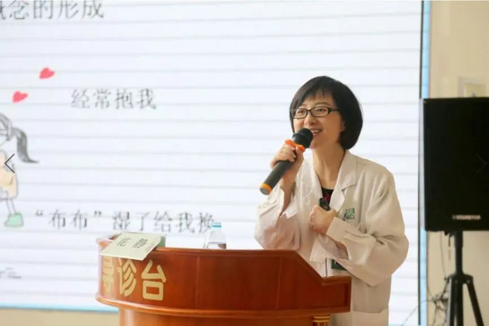 花静主任进行公益科普讲座/本文图片均由上海市第一妇婴保健院提供