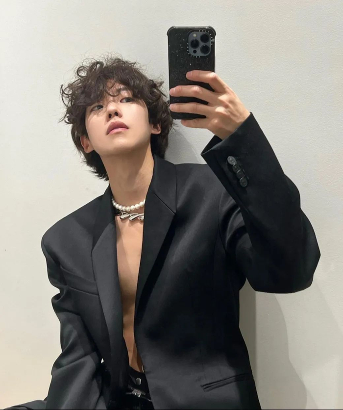 卷发男.
