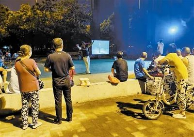 青云桥下露天KTV。