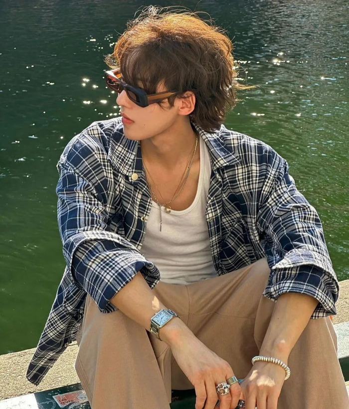 卷发男.