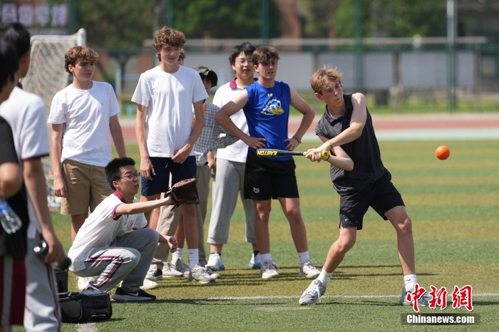 美国高中生走进北京中学校园