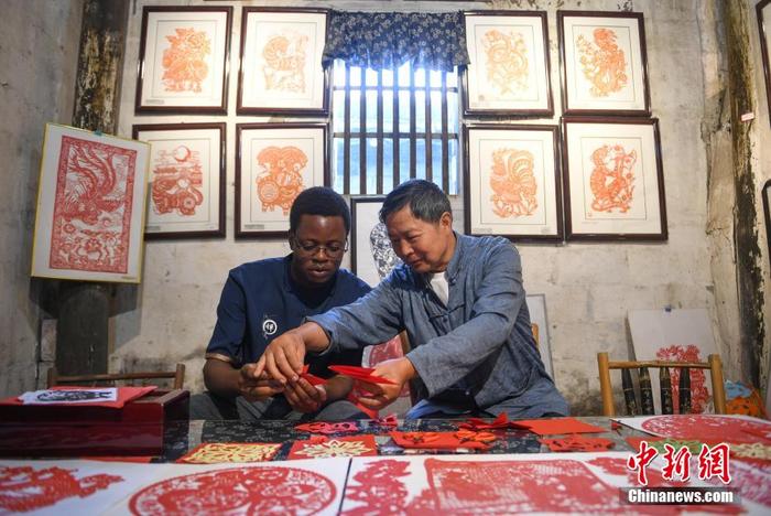 浙江丽水:津巴布韦洋弟子寻访中国传统文化