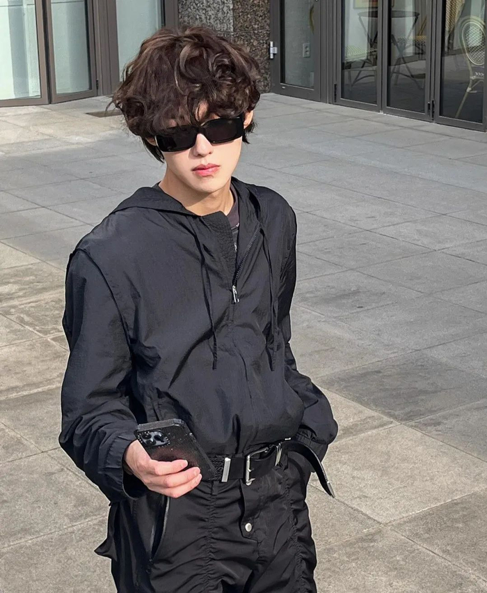 卷发男.