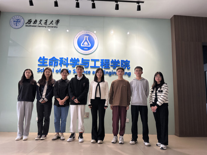 图 | 符雷蕾与她的学生们（来源：符雷蕾）