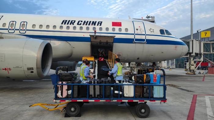 经过简单包装处理后,搭上了万州飞往上海浦东机场的航班,几小时后就送