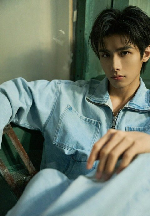 在赵弈钦看来,男演员的外貌,身高,声音条件,手脚等细节