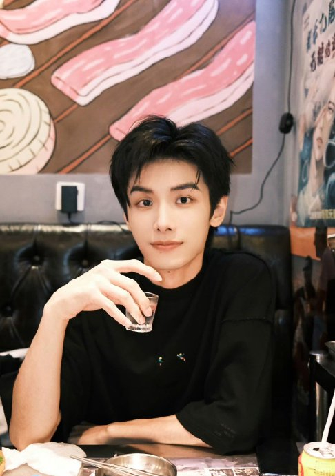 在赵弈钦看来,男演员的外貌,身高,声音条件,手脚等细节