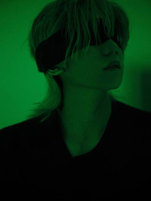 王源狼尾蒙眼造型,是新歌《back to life》里的造型