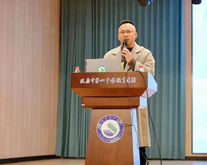 应校长发表讲话,指明了本次活动方向.