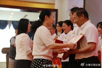 博乐市为58名武汉市援疆教师送行