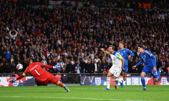 2023年10月17日，英格兰队球员凯恩（左二）在欧洲杯预选赛的比赛中射门得分。新华社/路透