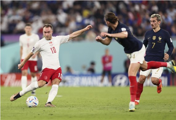 2022年11月26日，丹麦队球员埃里克森（左）在卡塔尔世界杯的比赛中进攻。新华社记者 兰红光 摄