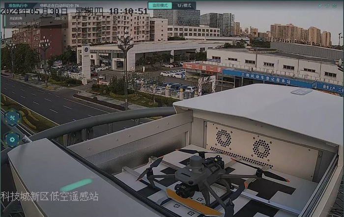 从路灯杆上起飞的无人机则是执行道路巡检试飞任务,在其飞行过程中,就