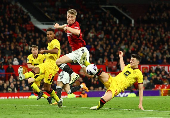 4月24日，曼联队球员霍伊伦（右二）在英超联赛比赛中。新华社/路透