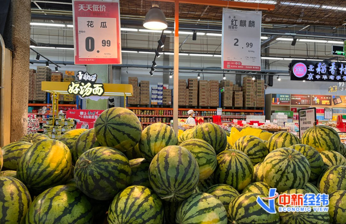 北京某连锁超市内售卖的西瓜 中新经纬闫淑鑫 摄