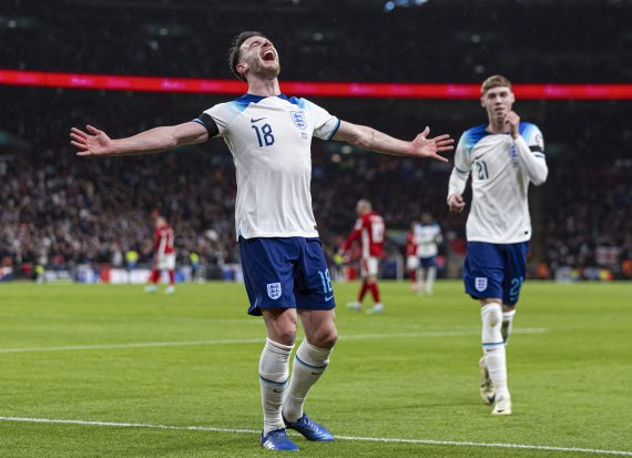 2023年11月17日，英格兰队球员赖斯（前）在欧洲杯预选赛的比赛庆祝胜利。新华社发