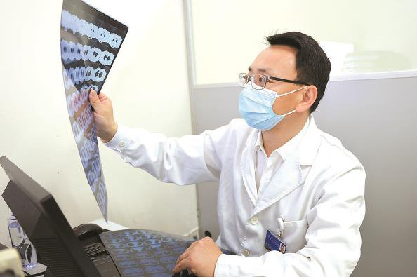             王明松在工作中  奚荣佩  摄          