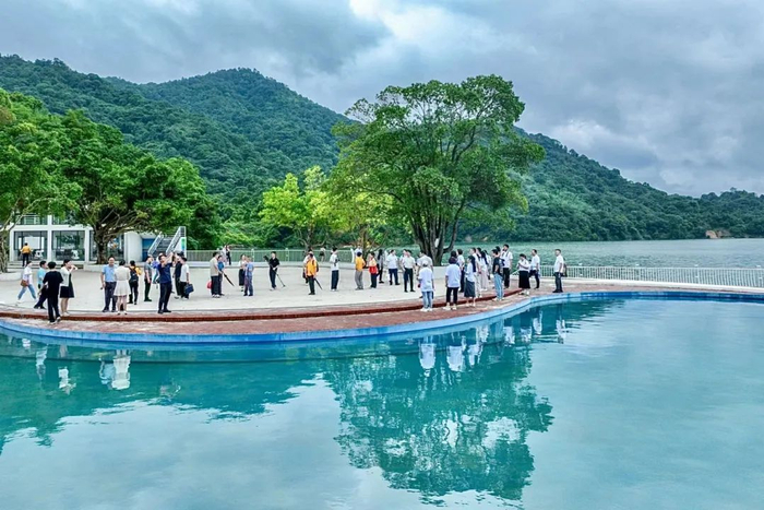 游客选择来到万绿湖景区游玩入夏以来……畲族舞蹈有风情客语弹唱入耳