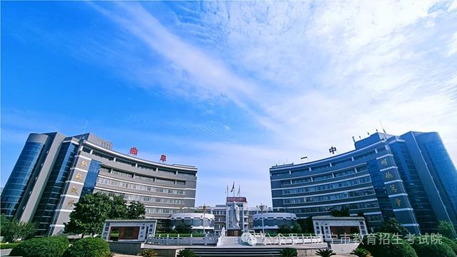 重庆财经职业学院南门图片