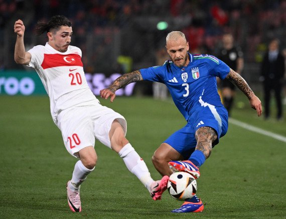 6月4日，意大利队球员迪马尔科（右）与土耳其队球员厄米尔在一场友谊赛中拼抢。新华社发（阿尔贝托·林格利亚摄）