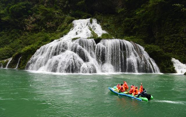 的力量,便在贺龙电站发电,造福于贺龙的故乡人们;只有奔腾到桑植县城