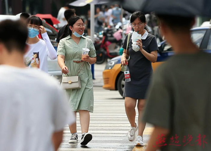 高温天气，出行的市民喝冷饮降暑。（资料图）燕赵晚报记者 张海强 摄