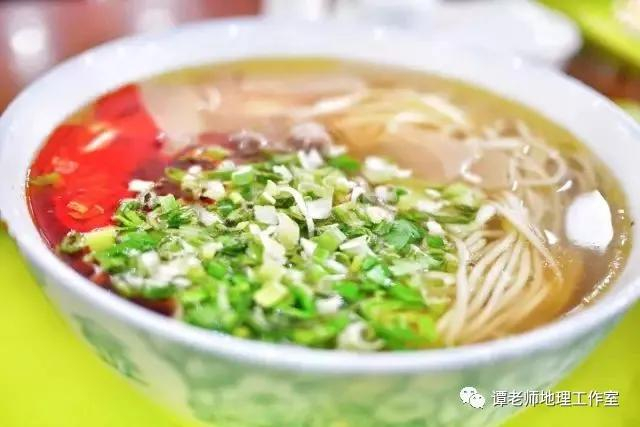 兰州牛肉面又称兰州清汤牛肉面,是"中国十大面条"之一,是甘肃省兰州