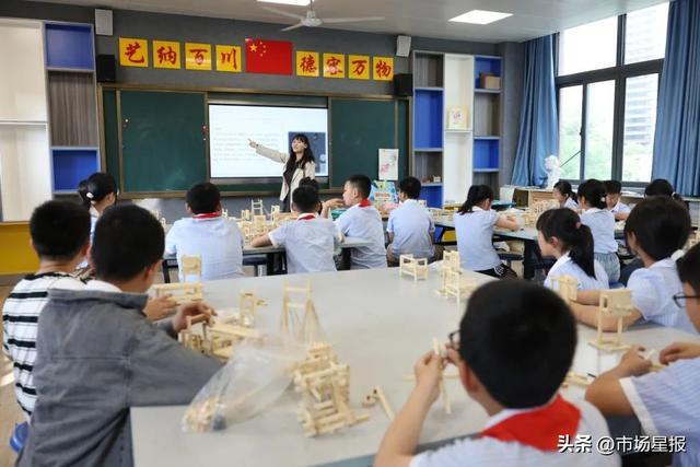 安庆市舒巷小学校科技辅导员褚丽娟表示,大国小匠课程可以提高孩子