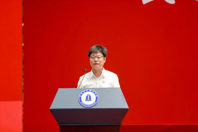 副校长叶学文宣读优秀毕业生表彰决定现在已经在路上不论你去向何方再