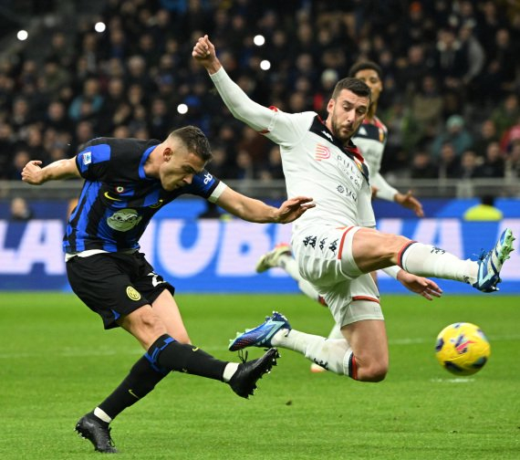 3月4日，阿斯拉尼（左）代表国际米兰在意甲比赛中射门得分。新华社发（阿尔贝托·林格利亚摄）