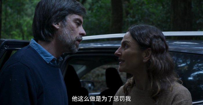 为惩罚7岁儿子,妈妈愤怒将他丢进森林,不到2分钟
