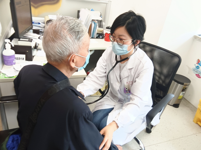 家庭医生周小娟在出诊中