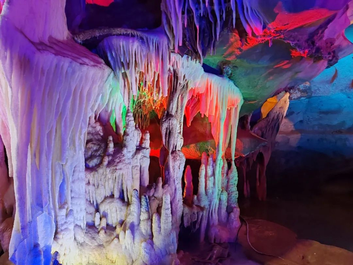 地址:石台县仁里镇杜村村蓬莱仙洞风景区电话:0566——6430266九华山