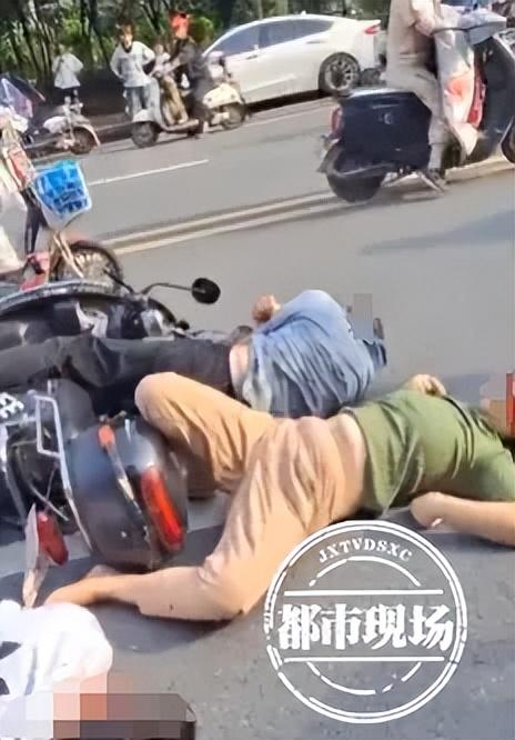 事发南昌!两电动自行车相撞,有人倒下