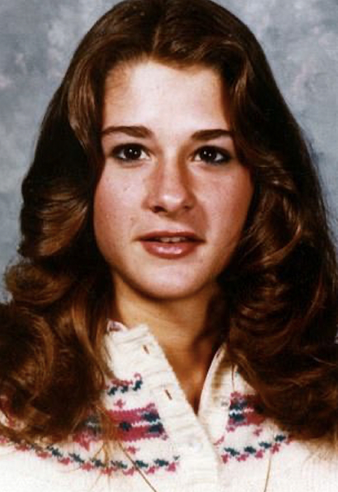 ▲高中时期的Melida,有种凯特王妃的感觉，样貌甜美，眼神坚定