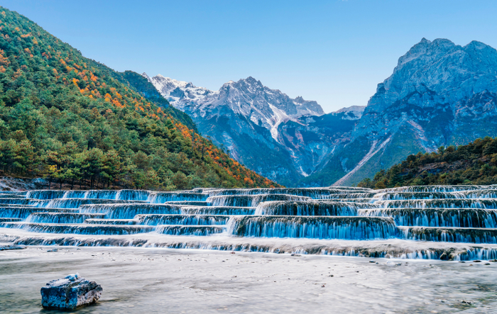 蓝月谷是玉龙雪山融水的白水河流经此地形成,池水清澈见底,而且一片