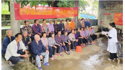 ▲横州市校椅镇六味村村医在村里开展中医保健按摩讲座。（横州市供图）