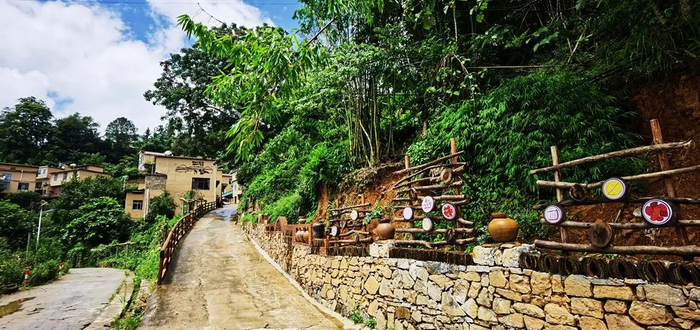 车子从册亨县城出发,顺着者楼河,沿着者楼街一穿一梭,在东风加油站