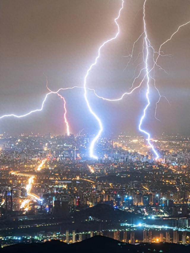 "炸"出一串单体雷暴云!华北东北今年最强对流过程开始