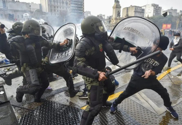 (美联社)大量示威者向全副武装的防暴警察投掷棍棒,石块和燃烧瓶,警察